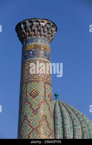 Minaret, Sherdor Madrassah (achevé en 1636), place du Registan, Samarkand (Ouzbékistan) Banque D'Images