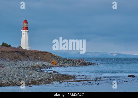 Le phare de Low point est situé à l'entrée du port de Sydney, près de New Victoria, île du Cap-Breton, Nouvelle-Écosse. Banque D'Images