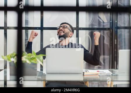 Homme d'affaires assis à son bureau Banque D'Images