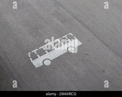 panneau de bus sur l'asphalte Banque D'Images