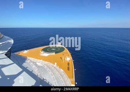 Bug blanc d'un bateau de croisière Banque D'Images