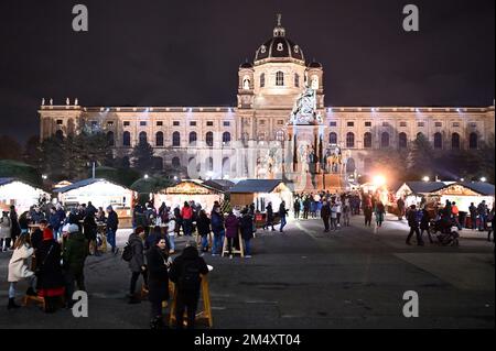 Vienne, Autriche. 23 décembre 2022. Village de Noël Maria-Theresien-Platz à Vienne Banque D'Images