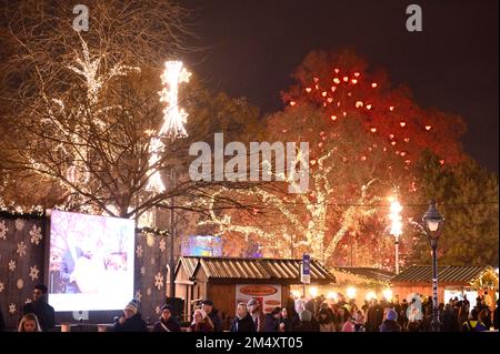 Vienne, Autriche. 23 décembre 2022. Marché de Noël sur la place de l'hôtel de ville de Vienne Banque D'Images