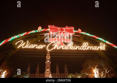 Vienne, Autriche. 23 décembre 2022. Marché de Noël sur la place de l'hôtel de ville de Vienne Banque D'Images