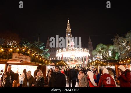 Vienne, Autriche. 23 décembre 2022. Marché de Noël sur la place de l'hôtel de ville de Vienne Banque D'Images
