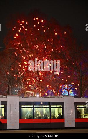 Vienne, Autriche. 23 décembre 2022. Marché de Noël sur la place de l'hôtel de ville de Vienne Banque D'Images
