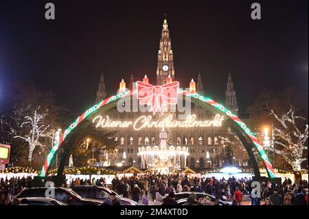 Vienne, Autriche. 23 décembre 2022. Marché de Noël sur la place de l'hôtel de ville de Vienne Banque D'Images