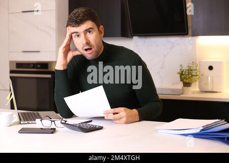J'avais peur de garder un document pendant que je travaille à domicile Banque D'Images