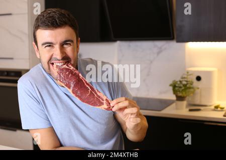 Amateur de viande montrant un délicieux steak cru Banque D'Images