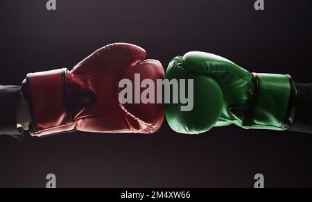 Deux mains d'hommes en gants de boxe. Concept de confrontation Banque D'Images
