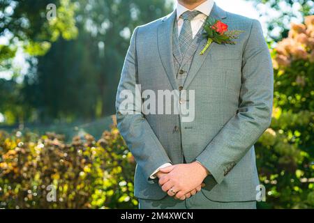 Le détail du marié dans la suite de mariage avec fleur en relief Banque D'Images