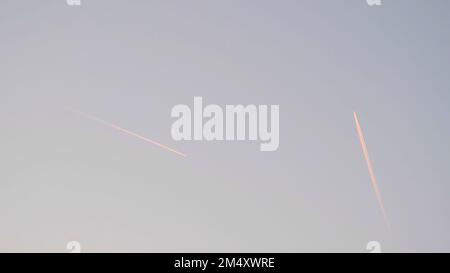 Pistes d'avions dans le ciel bleu. Banque D'Images