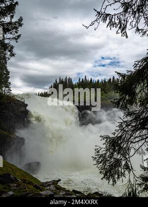 Tannforsen est l'une des plus belles chutes d'eau de Suède et est situé près de Duved (Åre) dans la région de Jämtland, Suède. Tännforsen est la plus grande cascade de Suède, en ce qui concerne le volume. Le pèlerinage scandinave est connu sous le nom De 'st. Olavsleden', est une route 580km qui va de la mer Baltique à l'est à l'océan Atlantique à l'ouest, de Selånger en Suède à Trondheim en Norvège. Banque D'Images