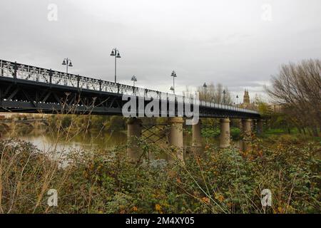 Le pont en pierre sur l'Èbre qui traverse Logrono, la Rioja Banque D'Images