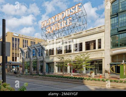 Le bâtiment Coward & Hubbard de 1919 est relié à un bâtiment non-terrestre par le panneau d'affichage de Playhouse Square sur l'avenue Euclid à East 13th Street. Banque D'Images