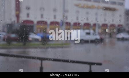 Gouttes d'eau sur le verre d'un café de la ville. Banque D'Images