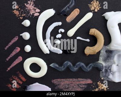 Crèmes de différentes couleurs et textures. Taches de cosmétiques. Composition des frottis de crème et de rouge à lèvres. Ensemble de fondation liquide cosmétique ou bb-cre Banque D'Images