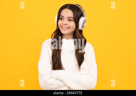 Chapeau d'hiver. Concept de saison froide. Accessoire mode hiver pour enfants. Jeune fille portant l'hiver chaud cache-oreilles rabats chapeau. Banque D'Images