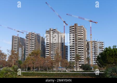 Valence, Espagne - 19 décembre 2021: Bâtiments en construction dans les nouveaux quartiers de la ville Banque D'Images