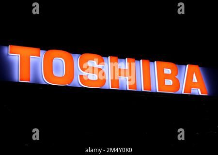 Tokyo, Japon. 18th novembre 2022. Cette photo montre le logo du géant japonais de l'électronique Toshiba à Tokyo vendredi, 18 novembre 2022. 5 banques, dont 3 méga-banques, devraient prêter un total de 1,4 billions de yens à un fonds Japan Industrial Partners alors que le fonds discute avec le géant de l'électronique Toshiba pour acheter. Credit: Yoshio Tsunoda/AFLO/Alay Live News Banque D'Images