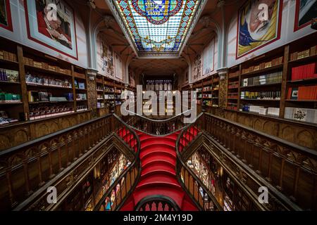 Vue intérieure de la librairie Lello (portugais: Livraria Lello) avec son célèbre escalier en bois dans le centre historique de Porto (Porto), Portugal. Banque D'Images
