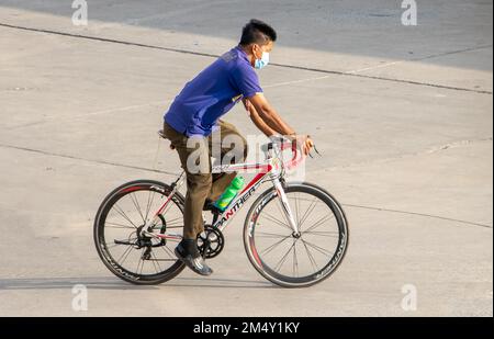 SAMUT PRAKAN, THAÏLANDE, FÉVRIER 23 2022, Un homme sur un vélo dans la rue de la ville. Banque D'Images