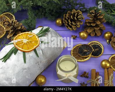 Pollen de Noël maison avec épices et décorations. Pâtisseries de Noël allemandes traditionnelles sur un fond festif. Cupcake au beurre arrosé de p Banque D'Images