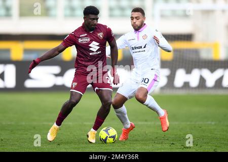 Turin, Italie. 23 décembre 2022. Michel Adopo du FC Torino concurrence pour le ballon avec Cyriel Dessers des États-Unis Cremonese lors du match de football amical entre le FC Torino et les États-Unis Cremonese. Credit: Nicolò Campo/Alay Live News Banque D'Images