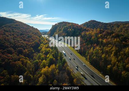 Vue depuis le dessus de l'autoroute I-40 en Caroline du Nord en direction d'Asheville à travers les montagnes Appalaches en saison d'automne dorée avec des camions rapides an Banque D'Images