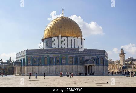 10 mai 2018 touristes visitant l'ancien Dôme du Rocher Saint-lieu islamique. Construit sur le site de l'ancien temple biblique juif de Salomon à Je Banque D'Images