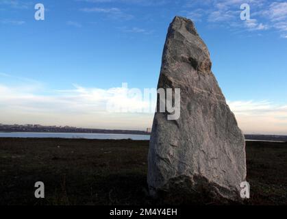 RÉGION D'ODESA, UKRAINE - 21 DÉCEMBRE 2022 - Une pierre géante est vue au pied de la pierre géante dans l'estuaire de Kuyalnik, près d'Odesa, dans le sud de l'Ukraine. Banque D'Images