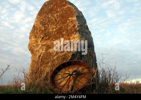 RÉGION D'ODESA, UKRAINE - 21 DÉCEMBRE 2022 - Tambourine est vue au pied de la pierre géante de l'estuaire de Kuyalnik, près d'Odesa, dans le sud de l'Ukraine. Banque D'Images