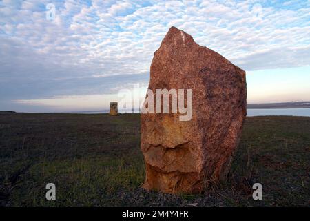 RÉGION D'ODESA, UKRAINE - 21 DÉCEMBRE 2022 - Une pierre géante est vue au pied de la pierre géante dans l'estuaire de Kuyalnik, près d'Odesa, dans le sud de l'Ukraine. Banque D'Images