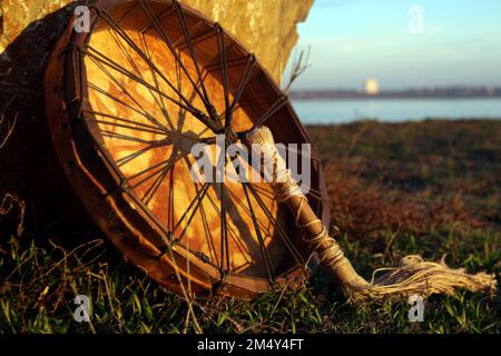 RÉGION D'ODESA, UKRAINE - 21 DÉCEMBRE 2022 - Tambourine est vue au pied de la pierre géante de l'estuaire de Kuyalnik, près d'Odesa, dans le sud de l'Ukraine. Banque D'Images