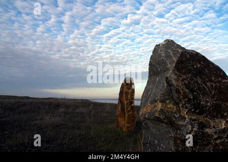 ODESA, UKRAINE - 21 DÉCEMBRE 2022 - Une pierre géante est vue au pied de la pierre géante de l'estuaire de Kuyalnik, près d'Odesa, dans le sud de l'Ukraine. Banque D'Images