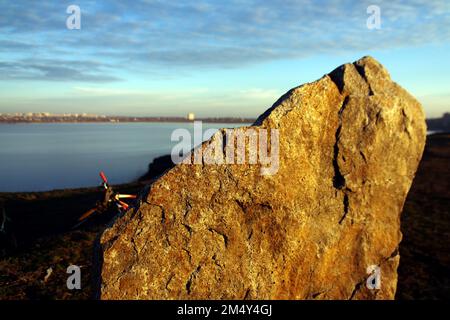 RÉGION D'ODESA, UKRAINE - 21 DÉCEMBRE 2022 - Une pierre géante est vue au pied de la pierre géante dans l'estuaire de Kuyalnik, près d'Odesa, dans le sud de l'Ukraine. Banque D'Images