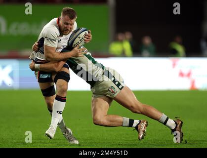 Jackson Wray (à gauche) de Saracens, affronté par Oliver Hassell-Collins de Londres Irish lors du match Gallagher Premiership au Gtech Community Stadium, Londres. Date de la photo: Vendredi 23 décembre 2022. Banque D'Images