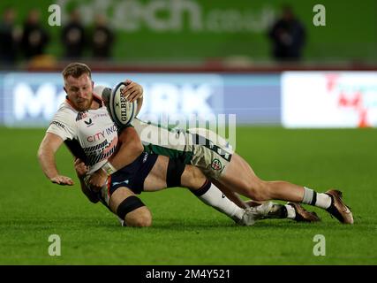 Jackson Wray (à gauche) de Saracens, affronté par Oliver Hassell-Collins de Londres Irish lors du match Gallagher Premiership au Gtech Community Stadium, Londres. Date de la photo: Vendredi 23 décembre 2022. Banque D'Images