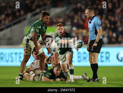 Caolan Englefield de Londres Irish décharge le ballon lors du match Gallagher Premiership au Gtech Community Stadium de Londres. Date de la photo: Vendredi 23 décembre 2022. Banque D'Images