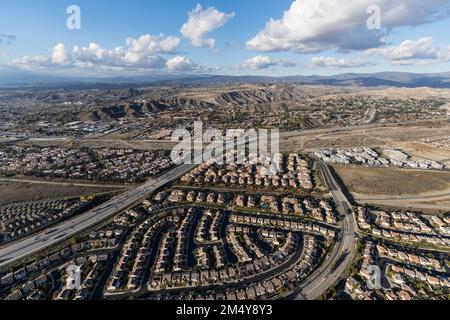 Vue aérienne sur les quartiers de la banlieue de Santa Clarita Valley, près de Los Angeles, en Californie du Sud. Banque D'Images