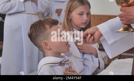 Pervomaysk, Bélarus - 17 juin 2022 : première communion catholique des enfants. Banque D'Images