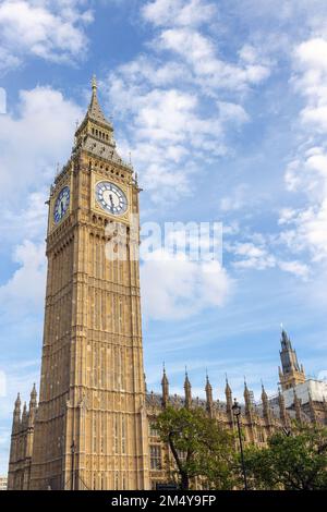 Elizabeth tour le populaire Big Ben la plus grande tour de l'horloge du monde avec un beffroi, un point de repère de Londres, Angleterre, le tir à l'angle bas. Banque D'Images