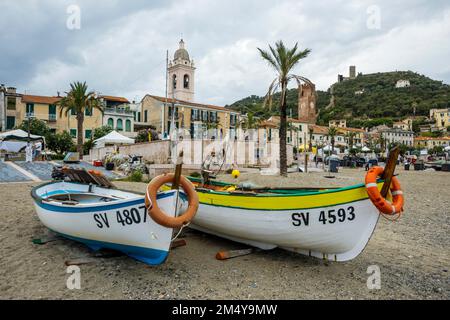 Bateaux de pêche sur la plage, Noli, Riviera di Ponente, Ligurie, Italie Banque D'Images