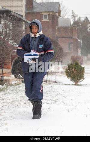 Detroit, Michigan, États-Unis. 23rd décembre 2022. Deborah Williams livre le courrier lors d'une tempête d'hiver qui a amené le froid, la neige et le vent dangereux à une grande partie des États-Unis. À Detroit, les températures étaient près de 0 degrés F, avec le refroidissement du vent à -19 F. Credit: Jim West/Alamy Live News Banque D'Images