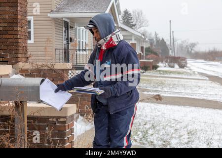 Detroit, Michigan, États-Unis. 23rd décembre 2022. Deborah Williams livre le courrier lors d'une tempête d'hiver qui a amené le froid, la neige et le vent dangereux à une grande partie des États-Unis. À Detroit, les températures étaient près de 0 degrés F, avec le refroidissement du vent à -19 F. Credit: Jim West/Alamy Live News Banque D'Images