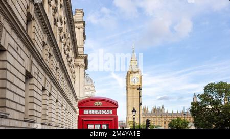 Elizabeth tour le populaire Big Ben la plus grande tour de l'horloge du monde avec un beffroi, un point de repère de Londres, Angleterre, le tir à l'angle bas. Banque D'Images