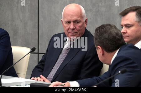 Tula, Russie. 23rd décembre 2022. Le directeur général de la société de défense publique russe Rostec, Sergey Chemezov, à gauche, le directeur général de la United Aircraft Corporation, Yury Slyusar, au centre, discutent avant le début d'une réunion avec des dirigeants des industries de défense présidée par le président Vladimir Poutine au centre de situation régional, 23 décembre 2022, à Tula, en Russie. Crédit : Bureau de presse présidentiel russe/Pool du Kremlin/Alamy Live News Banque D'Images