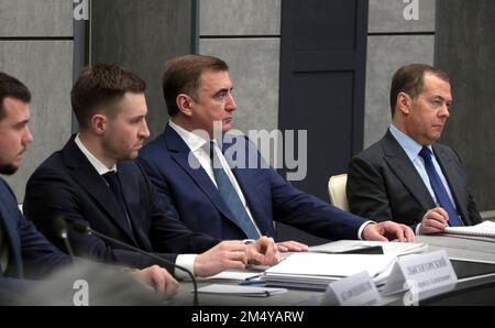 Tula, Russie. 23rd décembre 2022. Le vice-ministre russe de l'Industrie et du Commerce, Kirill Lysogorsky, à gauche, le gouverneur de la région de Tula, Alexei Dyumin, et le vice-président du Conseil de sécurité, Dmitry Medvedev, à droite, écoutent lors d'une réunion avec des cadres des industries de défense, présidée par le président Vladimir Poutine, au centre de situation régional, à 23 décembre 2022, à Tula, en Russie. Crédit : Bureau de presse présidentiel russe/Pool du Kremlin/Alamy Live News Banque D'Images