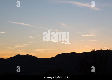 ciel parsemé de pistes d'avion au crépuscule en automne Banque D'Images