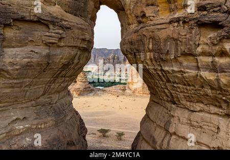 Trou géant dans le rocher, Al Ula, Royaume d'Arabie Saoudite Banque D'Images